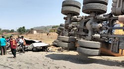 Madhya Pradesh: हाई स्पीड ट्रक के साथ टक्कर में पूरी पिचक गई SUV कार, 7 की मौके पर ही मौत