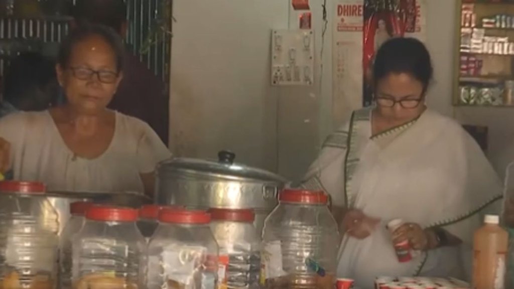 West Bengal | West Bengal Panchayat polls | CM Mamata Banerjee makes tea