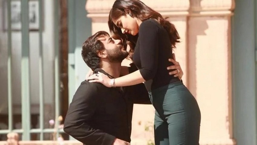 Mere Rashke Qamar