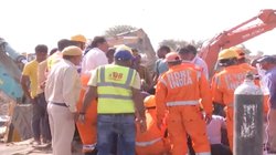 Sehore ‘जैसे-जैसे जमीन खोद रहे हैं, और नीचे जा रही बच्ची’, 300 फीट गहरे बोरवेल में फंसी मासूम को निकालने के लिए रेस्क्यू ऑपरेशन जारी