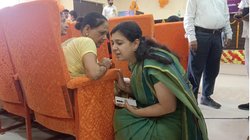 जमीन पर बैठकर लोगों की शिकायत सुनती IAS अधिकारी की फोटो वायरल, जमकर हो रही तारीफ