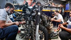 अचानक करोल बाग में मैकेनिक की दुकान पर पहुंचे राहुल गांधी, रिपेयर करने लगे बाइक; तस्वीरें वायरल