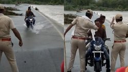 Viral Video: उफनती नदी को पार कर पहुंचे किनारे तो पुलिस ने थप्पड़ से किया स्वागत; लोग बोले-अब नहीं करेंगे ऐसी गलती