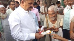 DM ने नेपियर घास उगाने पर किसान को दिया 151 रु का इनाम, लोग बोले- इससे ज्यादा तो मनरेगा में मिल जाता