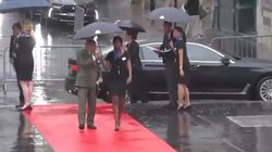 पाकिस्तानी पीएम का वीडियो हो रहा वायरल, बारिश में अटेंडेंट से छाता लेकर खुद चले गये; लोगों ने लिए मजे