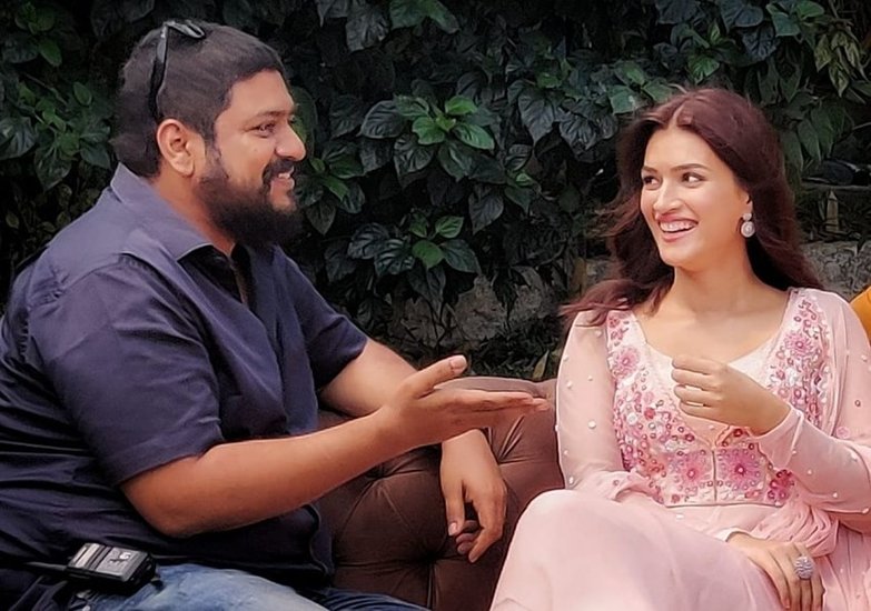 om raut kisses kriti sanon