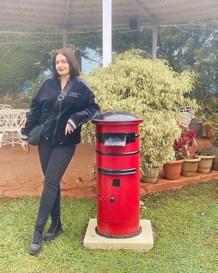 Pooja Bhatt 6