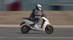 Top 5 Fastest Electric Scooters: लंबी रेंज के साथ 116 kmph तक की टॉप स्पीड देते हैं ये पांच इलेक्ट्रिक स्कूटर