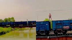 ट्रेन पर सवार होकर युवकों ने सलमान खान स्टाइल में बनाई रील, वायरल हुआ वीडियो तो तलाश में जुटी पुलिस