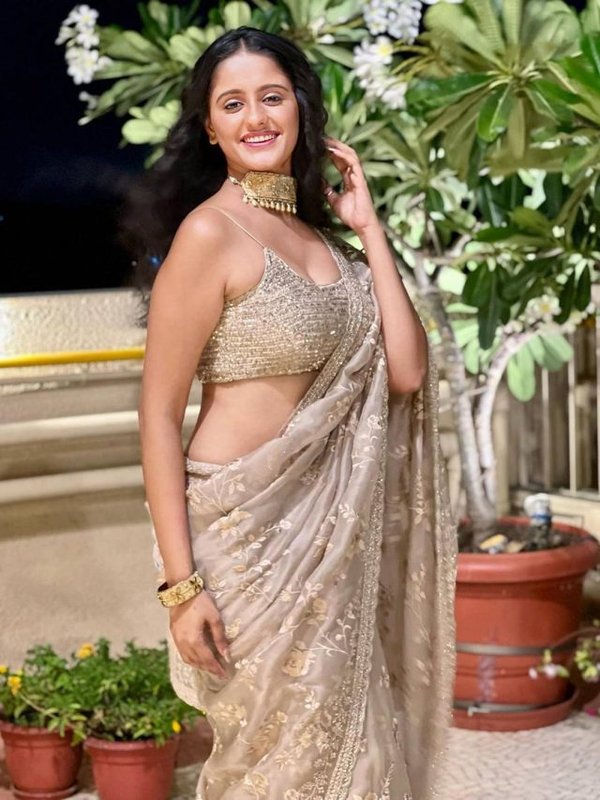 AYESHA SINGH GOLDEN SAREE LOOK