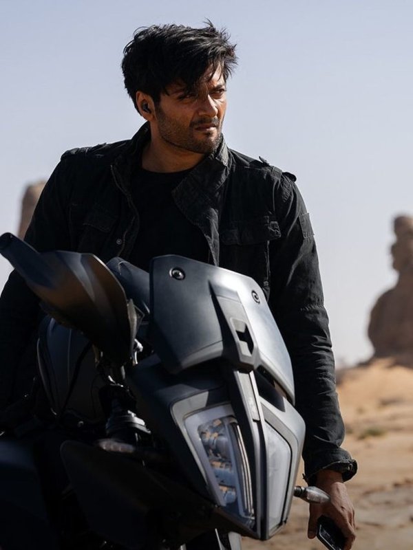 Bollywood actors in detective role (8)