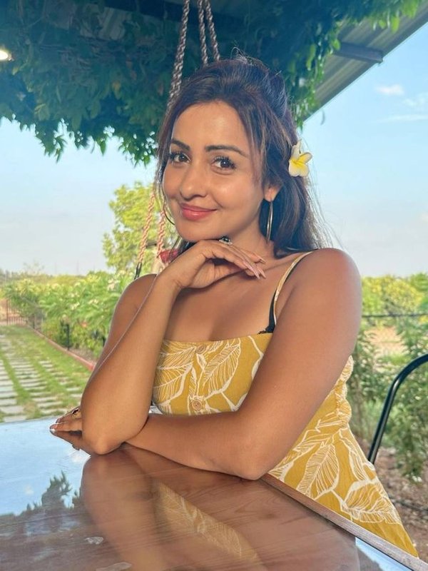 CHAVY PANDEY SUNSHINE LOOK