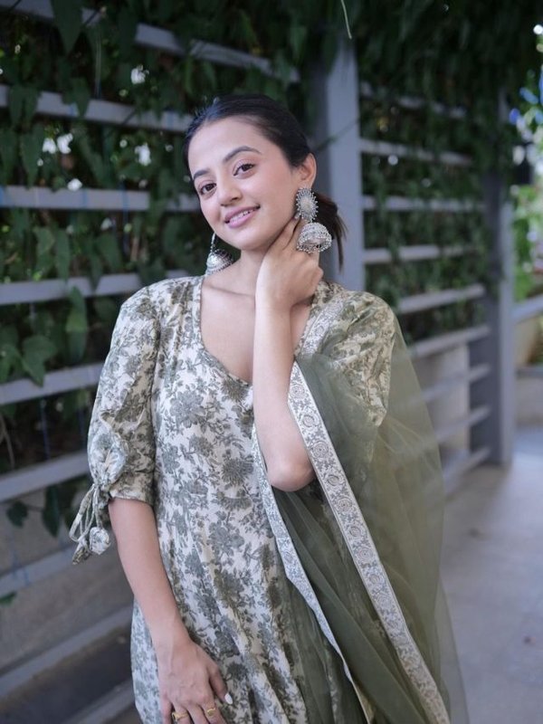 Helly Shah (2)