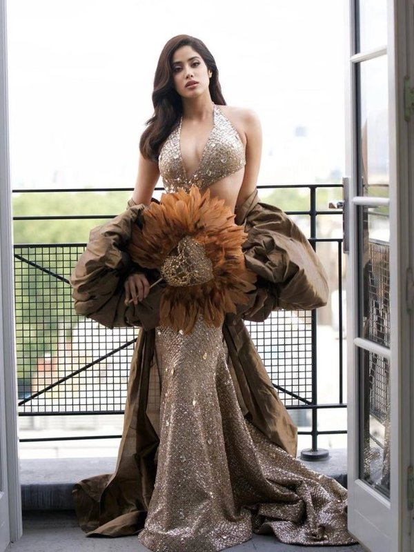 JANHVI KAPOOR IN GOLDEN LION DRESS