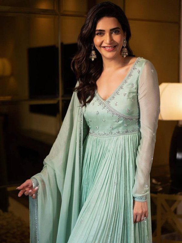 KARISHMA TANNA DESI LOOK