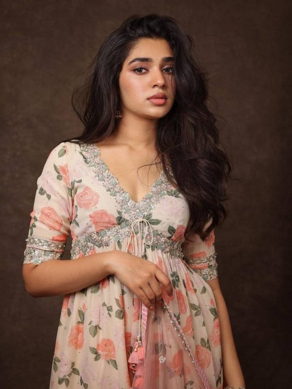 KIRTHY SHETTY FLORAL LOOK