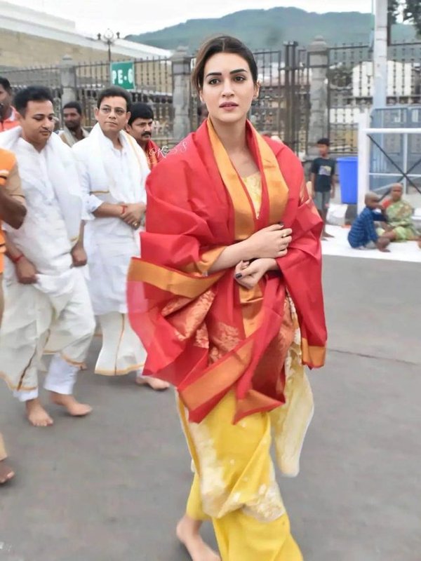 KRITI SANON AT TIRUPATI