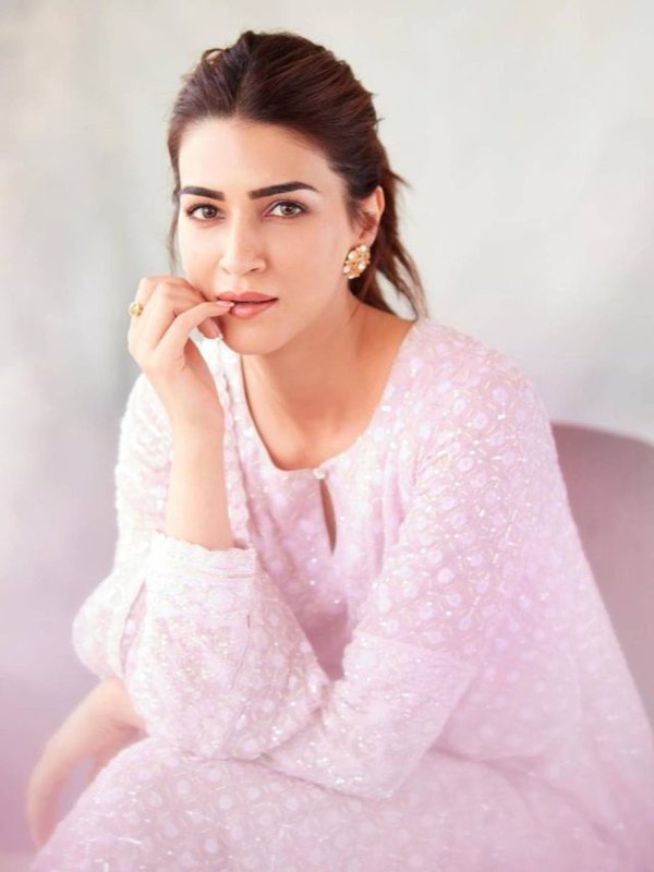 KRITI SANON SHARA LOOK