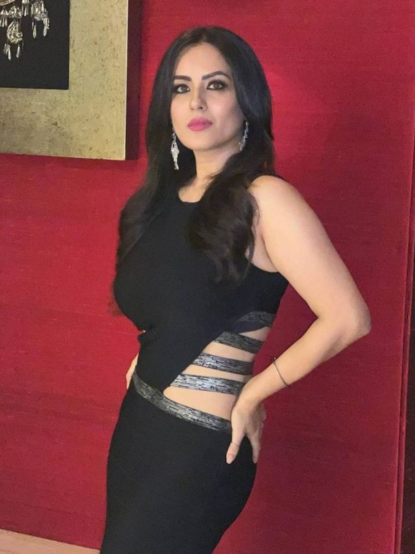 PUJA BANERJEE BLACK LOOK