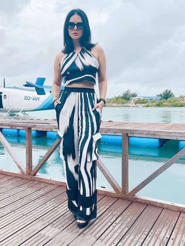 SUNNY LEONE STYLISH LOOK