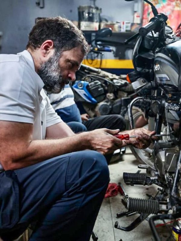 rahul gandhi photos with mechanics (6)