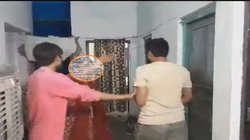 सरकारी आवास पर इंजीनियर पति को गर्लफ्रेंड के साथ रंगे हाथों पकड़ा, इसके बाद टीचर पत्नी ने हिसाब बराबर कर दिया