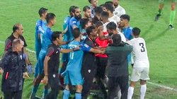 पाकिस्तानी खिलाड़ियों से भिड़ने का भारतीय फुटबॉल कोच को नहीं अफसोस, रेड कार्ड मिलने के बाद कहा- फिर से ऐसा करूंगा