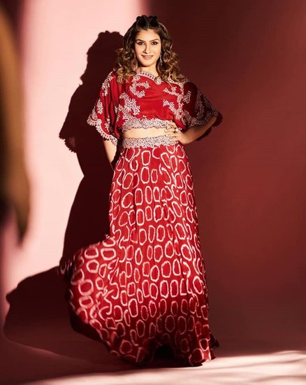 Raveena Tandon and salman khan blew gum in each others face