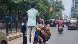 सात बच्चों को बिठाकर स्कूटर चला रहा था शख्स, पुलिस ने सिखाया ऐसा सबक कि जिंदगी भर नहीं भूलेगा, वीडियो वायरल