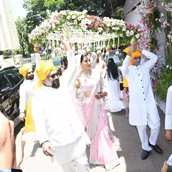 sonnalli seygall first wedding photo out