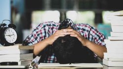 मां ने पढ़ाई के लिए डांटा तो छात्रा ने उठाया खौफनाक कदम, अगली सुबह माता-पिता ने कमरे में देखा तो उड़े होश