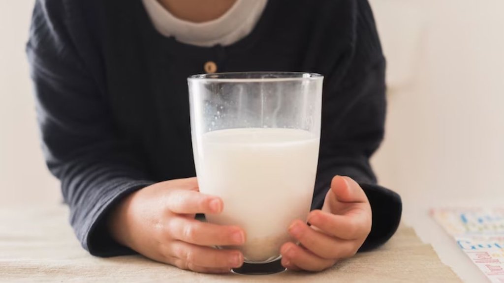 Milk Testing at Home । 3 Simple ways you can tell if milk is adulterated । Tips To Check Purity Of Milk at Home । Water In Milk