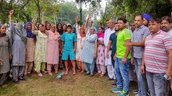 Asian Games: विनेश फोगाट-बजरंग पूनिया के खिलाफ IOA मुख्यालय पहुंचे जूनियर पहलवान, बृजभूषण सिंह का विरोध करने वाली अंशु मलिक का भी मिला साथ