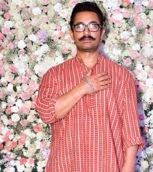 तस्वीर सामने आने के बाद से दोनों की दोस्ती चर्चा में बनी हुई है। इन सबके बीच एक यूट्यूबर ने सलमान के आमिर को ब्रेसलेट गिफ्ट करने की कहानी का खुलासा किया है। (Source: Manav Manglani/instagram)