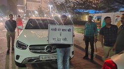 “गाडी मेरे बाप की है पर रोड नहीं“- अहमदाबाद में सड़क पर उत्पात मचाने वाले लड़कों को पुलिस ने पकड़ा, तख्ती पकड़े फोटो वायरल