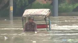 छाती तक पानी में डूब रिक्शा खींच रहे शख्स का वीडियो वायरल, दिल्ली सीएम को कोस रहे लोग