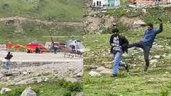 हेलिकॉप्टर के साथ सेल्फी लेने की कोशिश कर रहा था शख्स, सुरक्षाकर्मियों ने कर दी धुनाई; वायरल हो रहा वीडियो