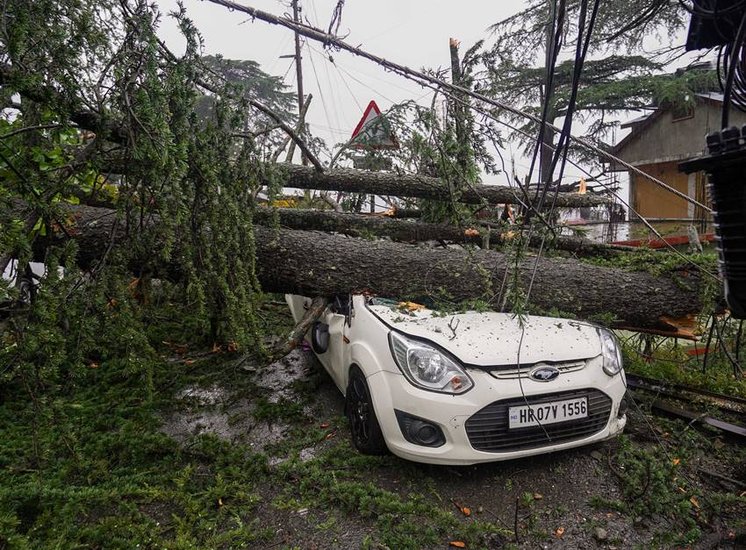 damaged car in manali