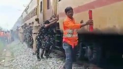 ट्रेन को धक्का देते जवानों के वीडियो पर तंज कस रहे थे लोग, जानिए क्या है सच्चाई