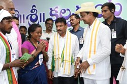 तेलंगाना: सीएम केसीआर ने आदिवासी महिलाओं को दिये भूमि स्वामित्व के दस्तावेज, डेढ़ लाख गरीबों को लाभ