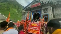 केदारनाथ मंदिर में अब मोबाइल बैन, ‘सभ्य’ कपड़ों में ही कर पाएंगे दर्शन, कपल के वायरल वीडियो के बाद हुआ फैसला