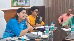 Video: बिना परमिशन पानी छोड़ा तो बुरी तरह भड़क गईं महिला IAS, अधिकारी को जमकर लताड़ा