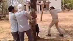 UP: वन विभाग कर्मियों ने शख्स को पेड़ में बांधकर पीटा, वायरल हो रहा वीडियो