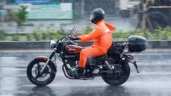 Monsoon two wheeler Care Tips and Tricks: बारिश में सड़कों पर सफर बनेगा सुरक्षित और आसान, अगर इन 4 आसान टिप्स को लेंगे मान