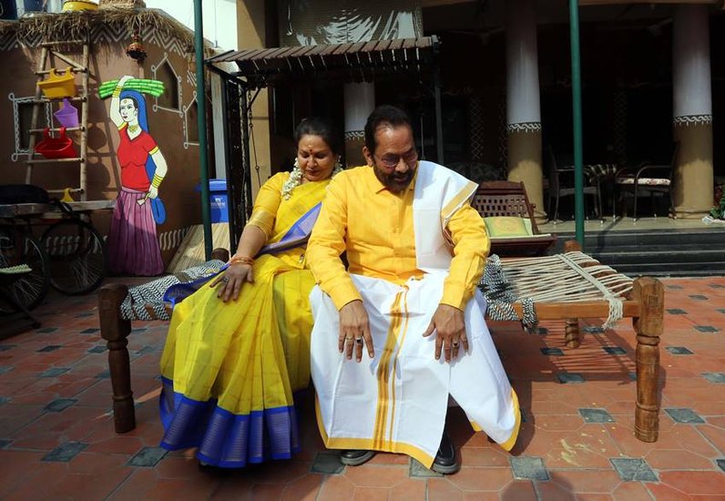 Mukhtar abbas naqvi with his wife