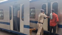 मुंबई गजब है!! कभी नहीं देखा होगा इस तरह से ट्रेन का दरवाजा बंद होते हुए, वायरल हो रहा वीडियो