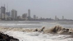 Video: समुद्र के किनारे बैठ फोटो खिंचवा रहा था कपल, लहर में बह गई पत्नी; मम्मी-मम्मी चिल्लाते रहे बच्चे