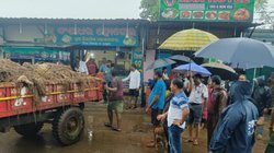 जैसे को तैसा! सड़क पर कूड़ा फेंक जाते थे होटल वाले, नगर निगम वालों ने सिखाया कभी ना भूलने वाला सबक