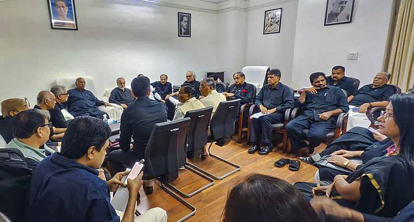 Mallikarjun Kharge meeting with INDIA MPs