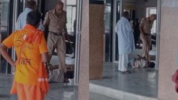 UP: स्टेशन पर सो रहे बच्चे संग सुरक्षाकर्मी की बदसलूकी, गर्दन पर रखा जूता, वीडियो देख भड़के लोग